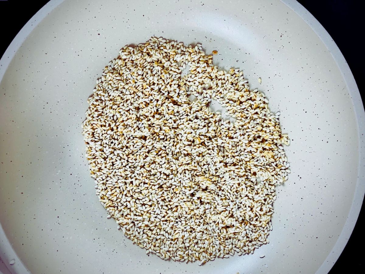 Bowl containing sesame seeds.