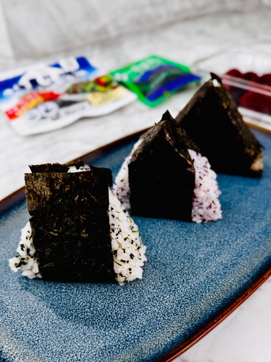 3 onigiri on a rectangular plate