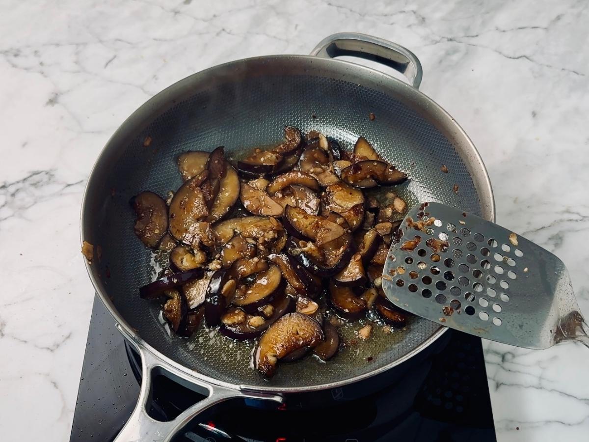 the eggplant stirfry being seared off in the frying pan
