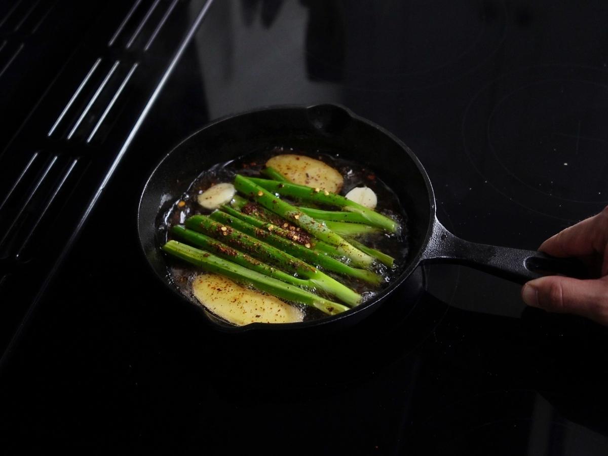 garlic ginger and green onions frying in oil for rayu