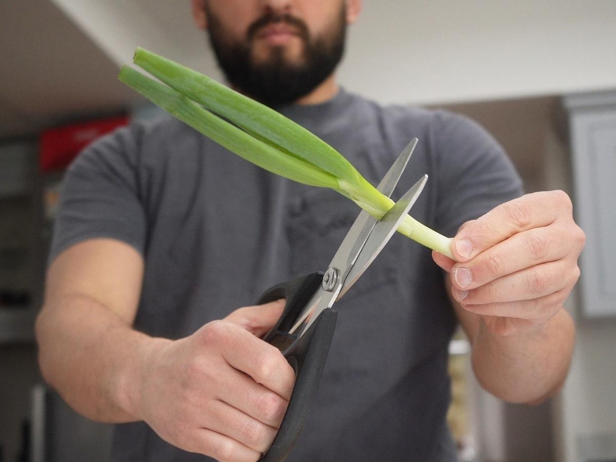 trimming green onions for homemade rayu chili oil