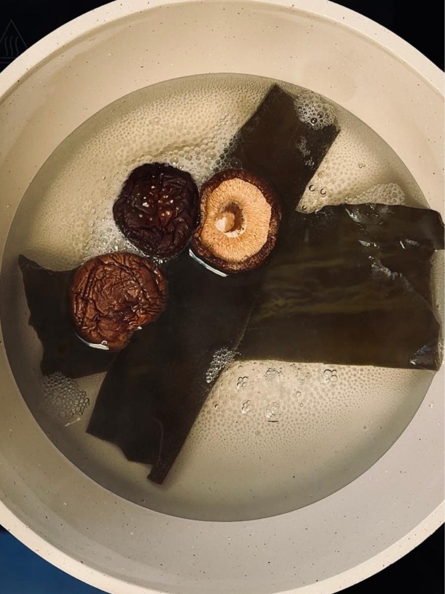 vegan dashi simmering close-up